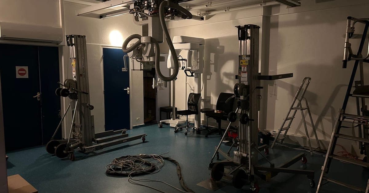 Salle de radiographie Siemens YSIO MAX en cours de démontage