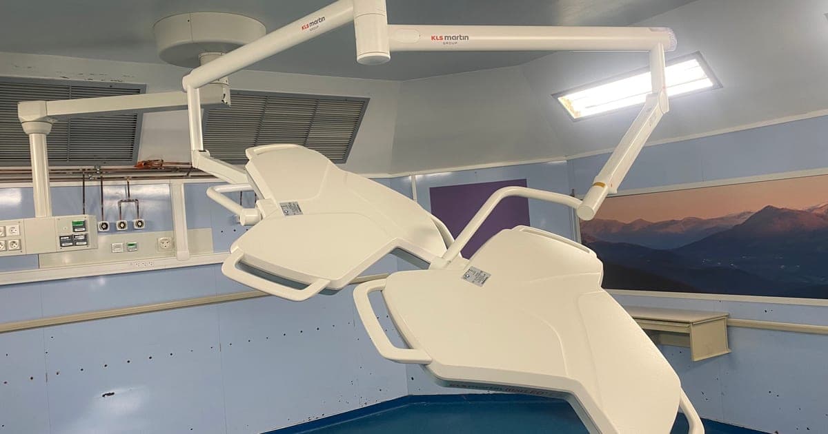 Scialytique KLS Martin marLED dans un bloc opératoire