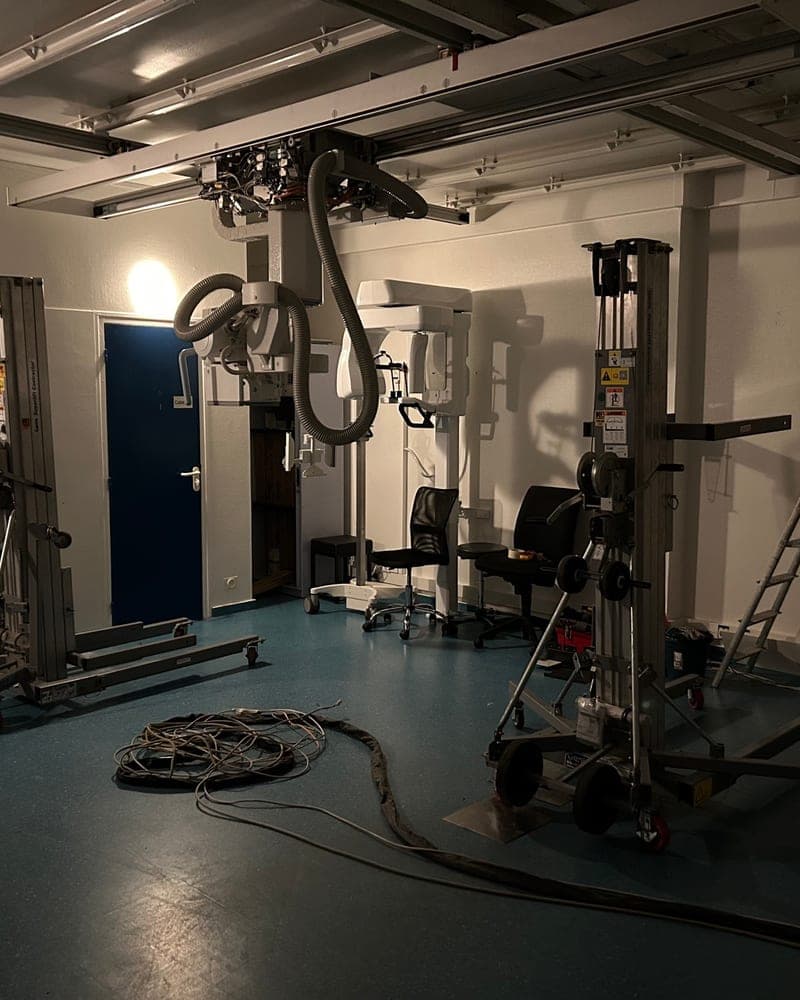 Salle de radiographie en cours de démontage par les équipes Nova-Medical